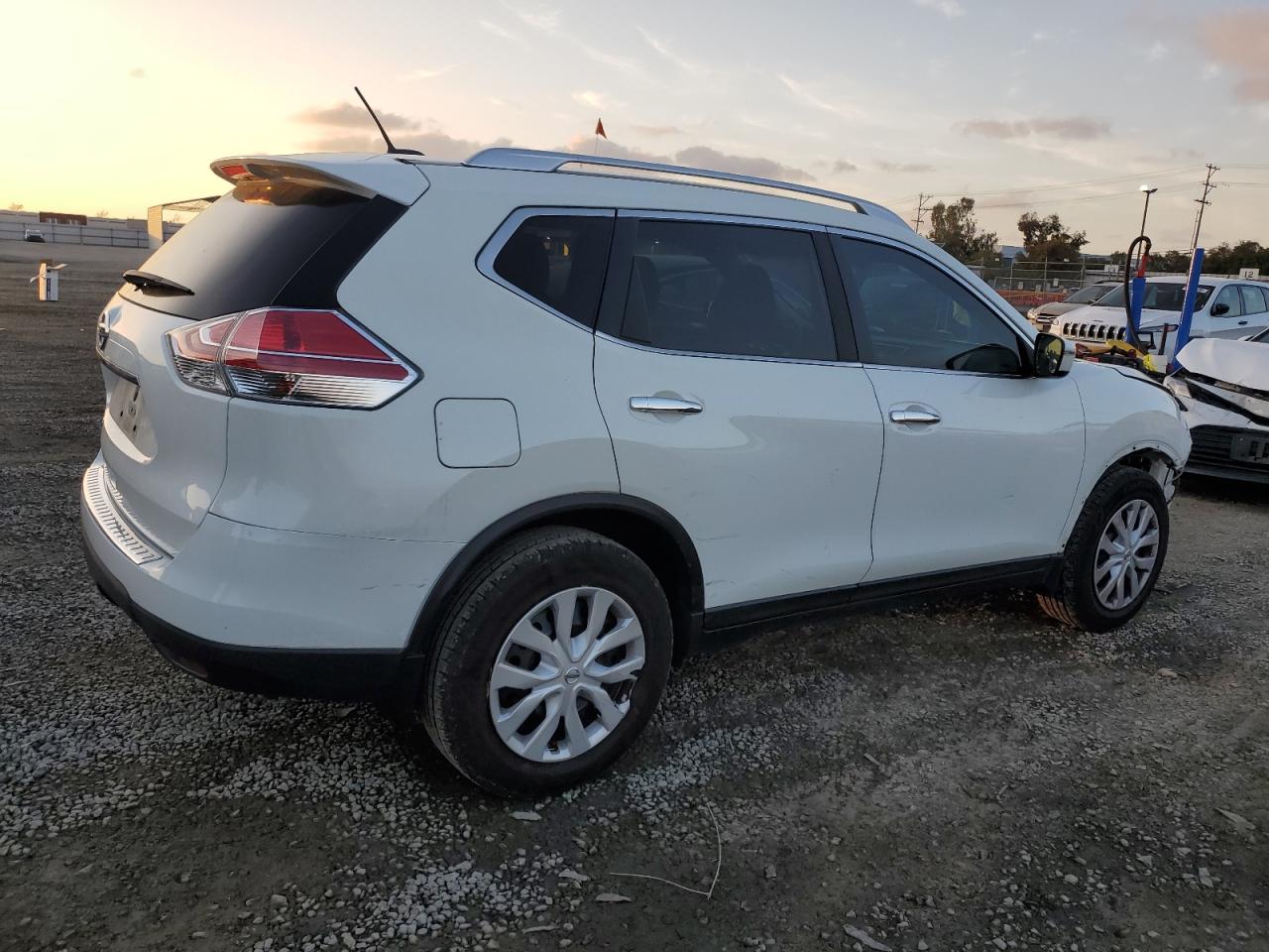 2016 Nissan Rogue - Image 3