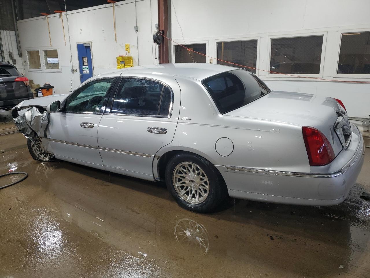 1998 Lincoln Town Car - Image 2