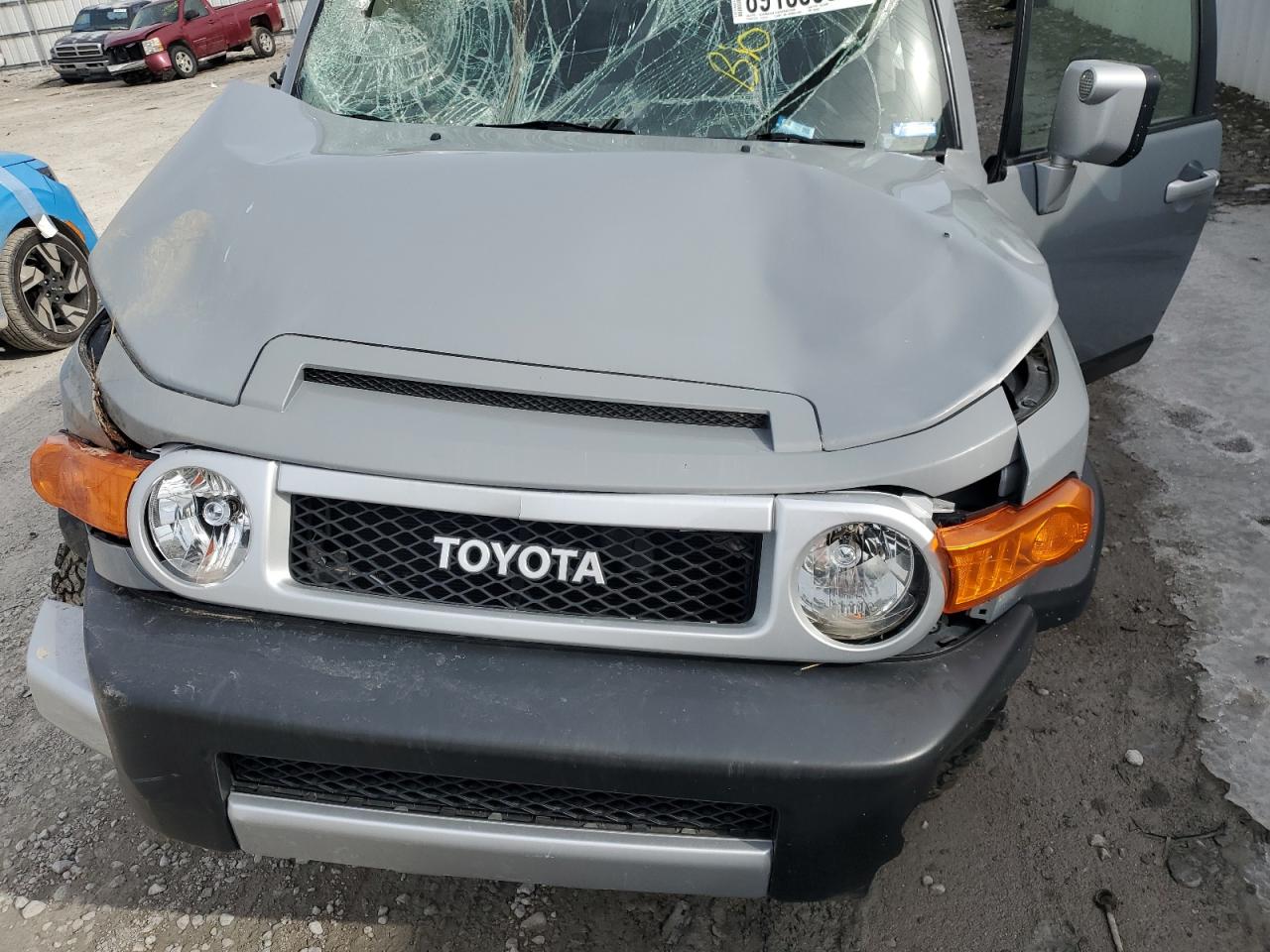 2014 Toyota FJ Cruiser - Image 13