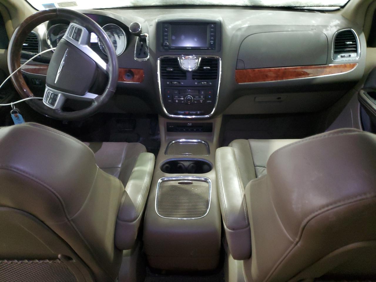 2013 Chrysler Town & Country - Image 8