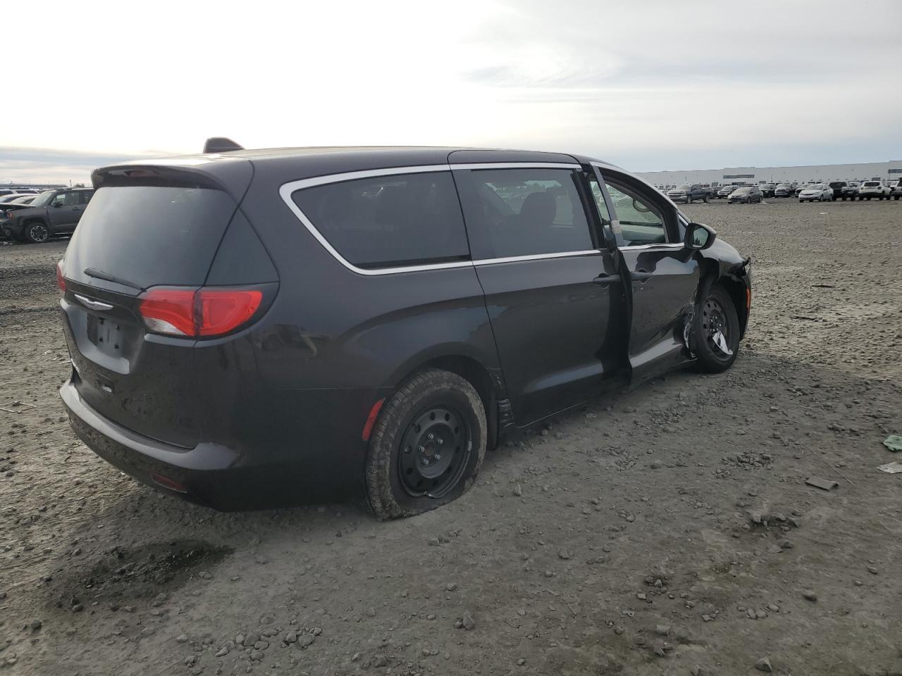 2019 Chrysler Pacifica - Image 3