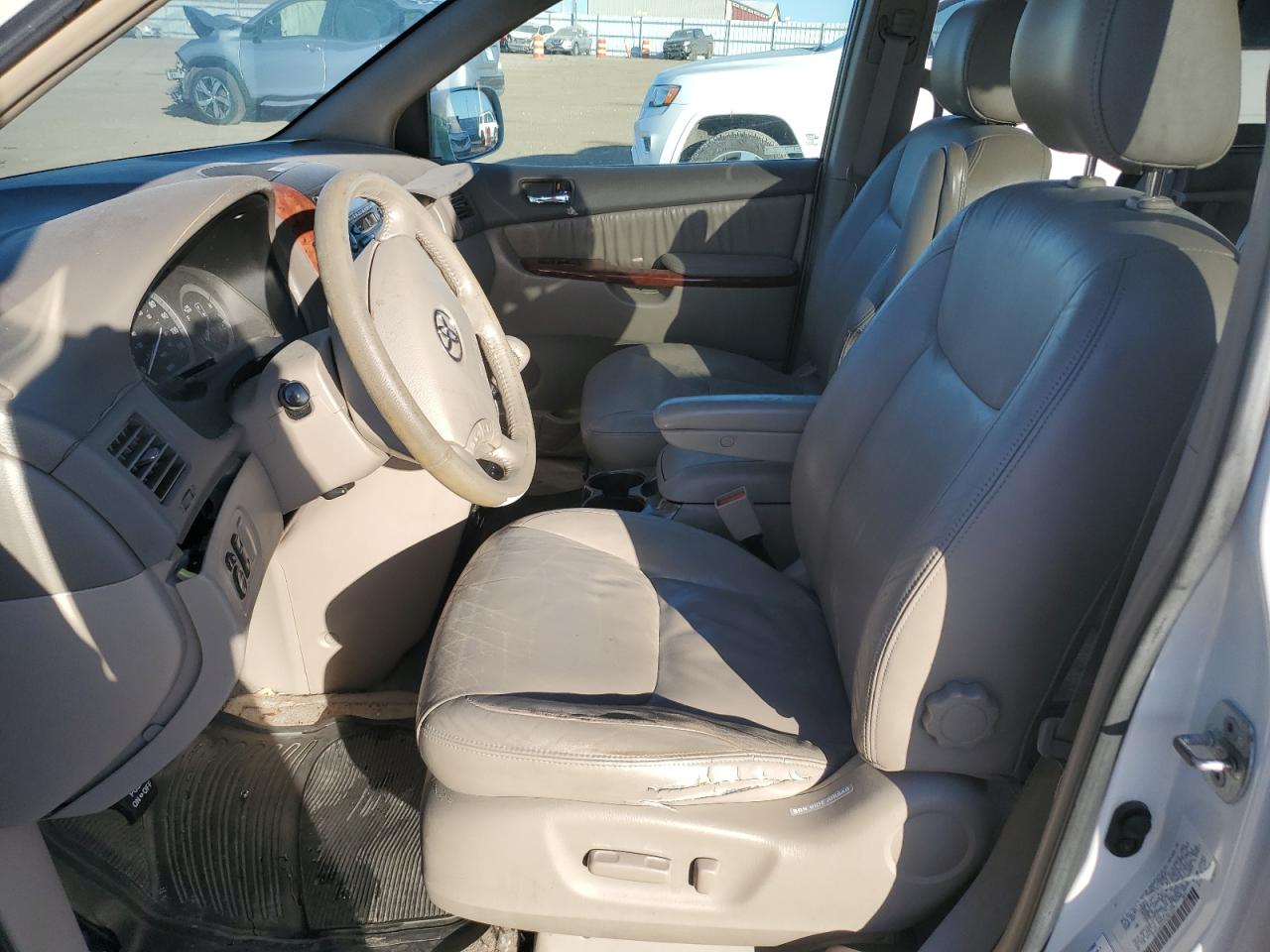 2004 Toyota Sienna - Image 7