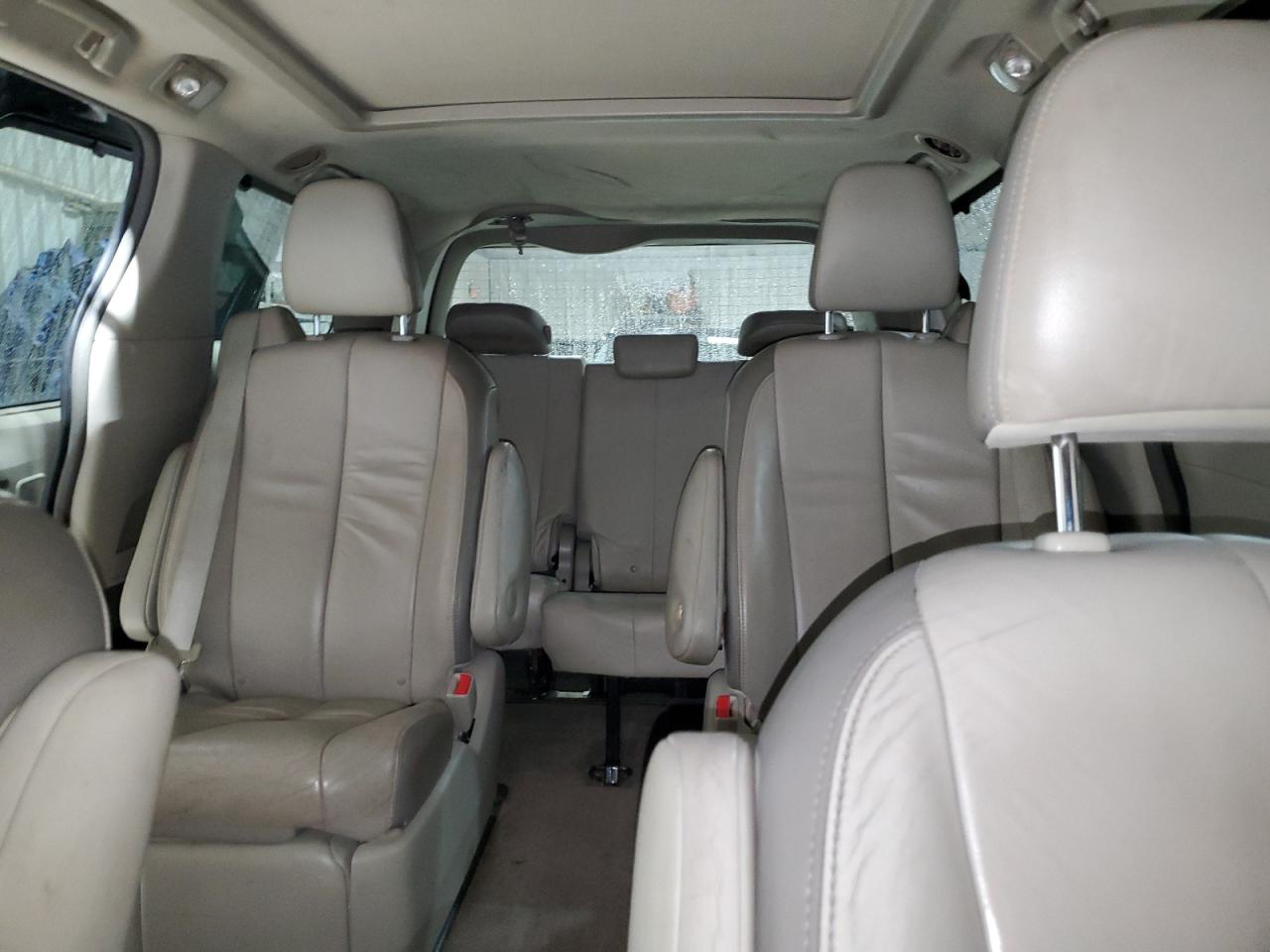 2012 Toyota Sienna - Image 10