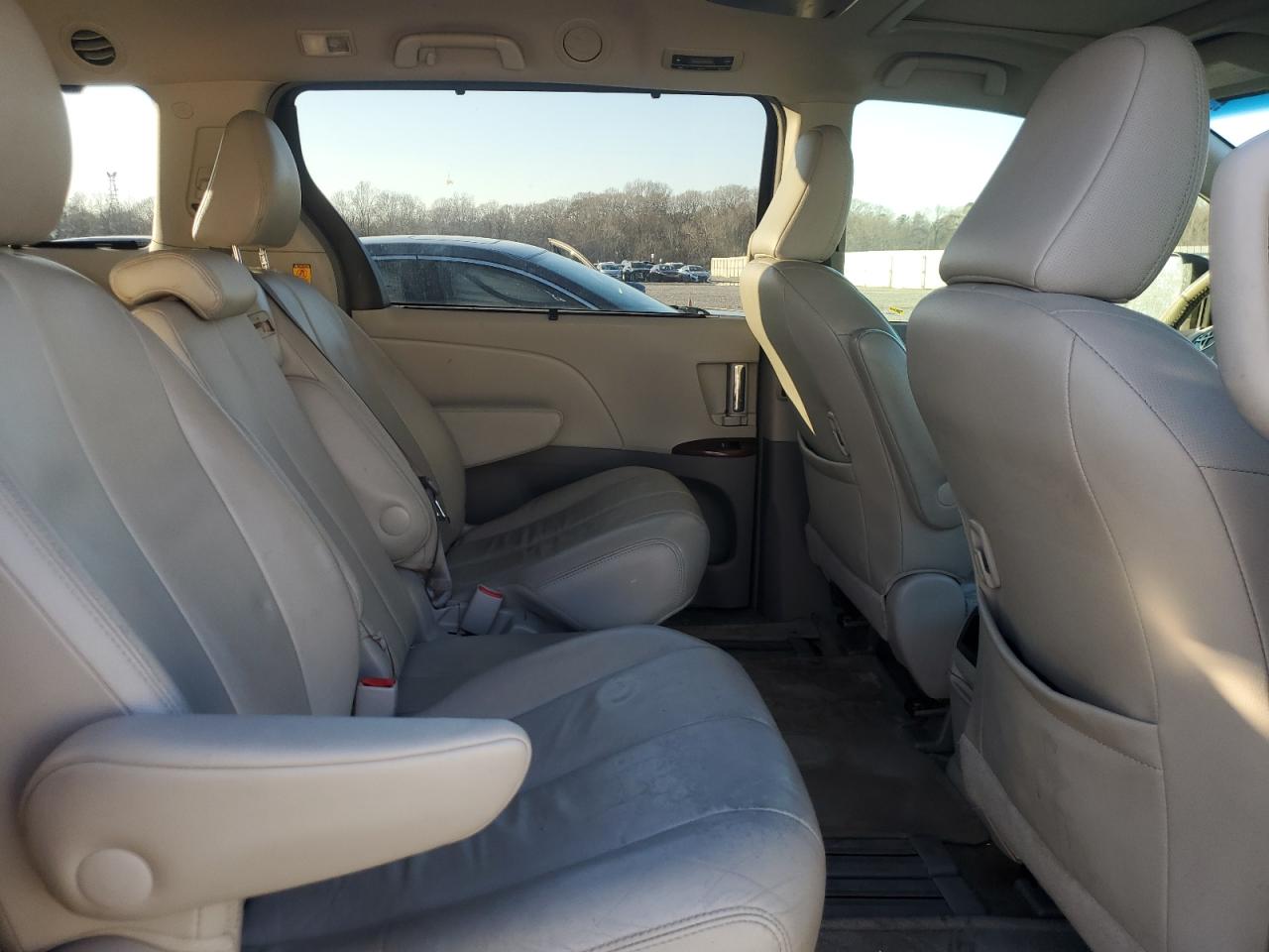 2013 Toyota Sienna - Image 11