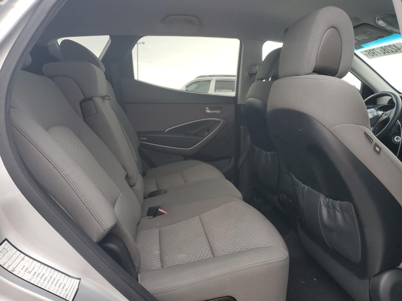 2016 Hyundai Santa Fe - Image 11