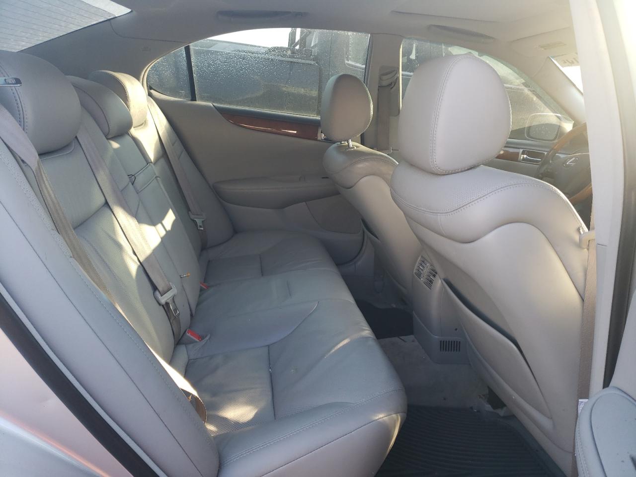 2005 Lexus ES - Image 10