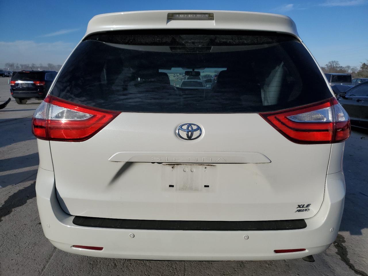 2017 Toyota Sienna - Image 6