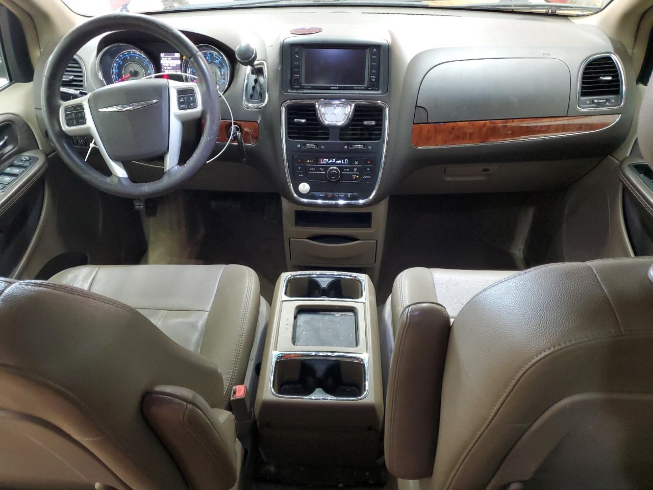 2015 Chrysler Town & Country - Image 8