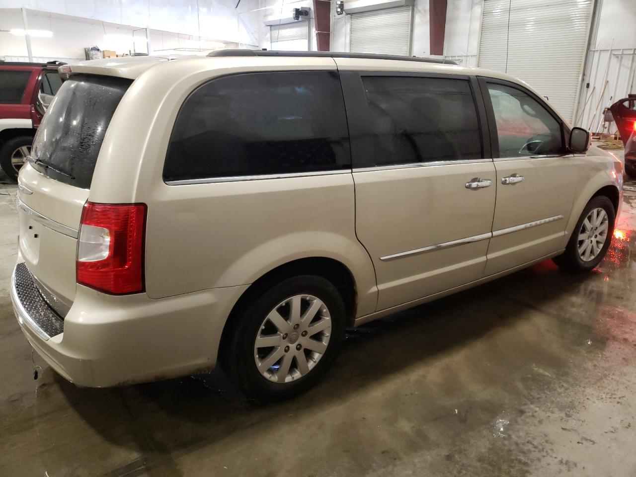 2014 Chrysler Town & Country - Image 3