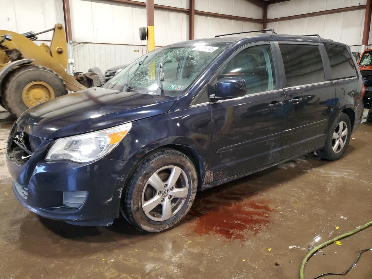 2011 Volkswagen Routan - Image 1