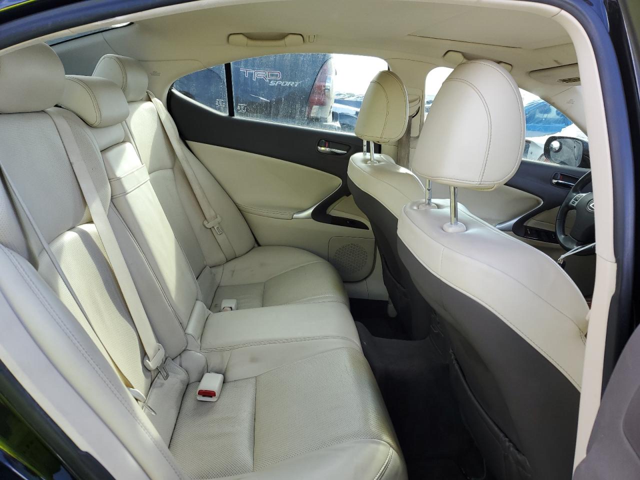 2011 Lexus IS - Image 10