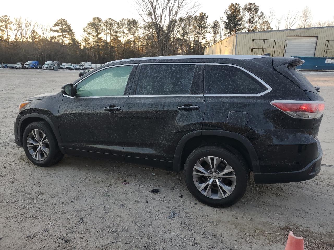 2015 Toyota Highlander - Image 2