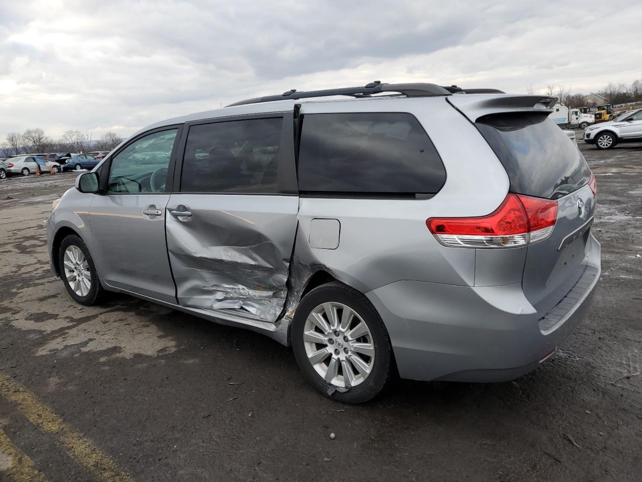 2014 Toyota Sienna - Image 2