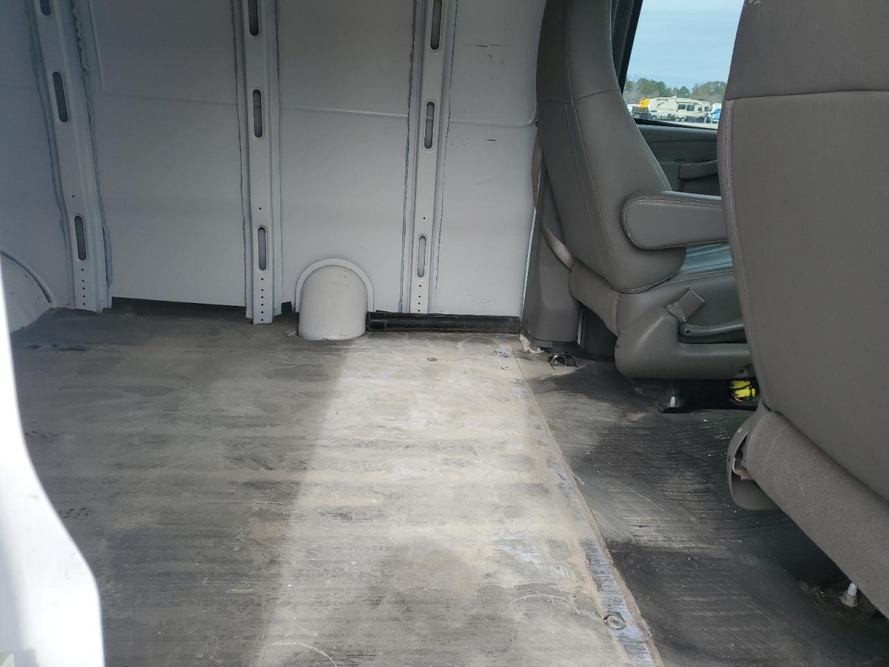 2018 GMC Savana - Image 11