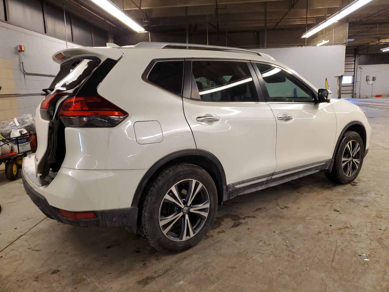 5N1AT2MVXHC795688 NISSAN ROGUE 2017