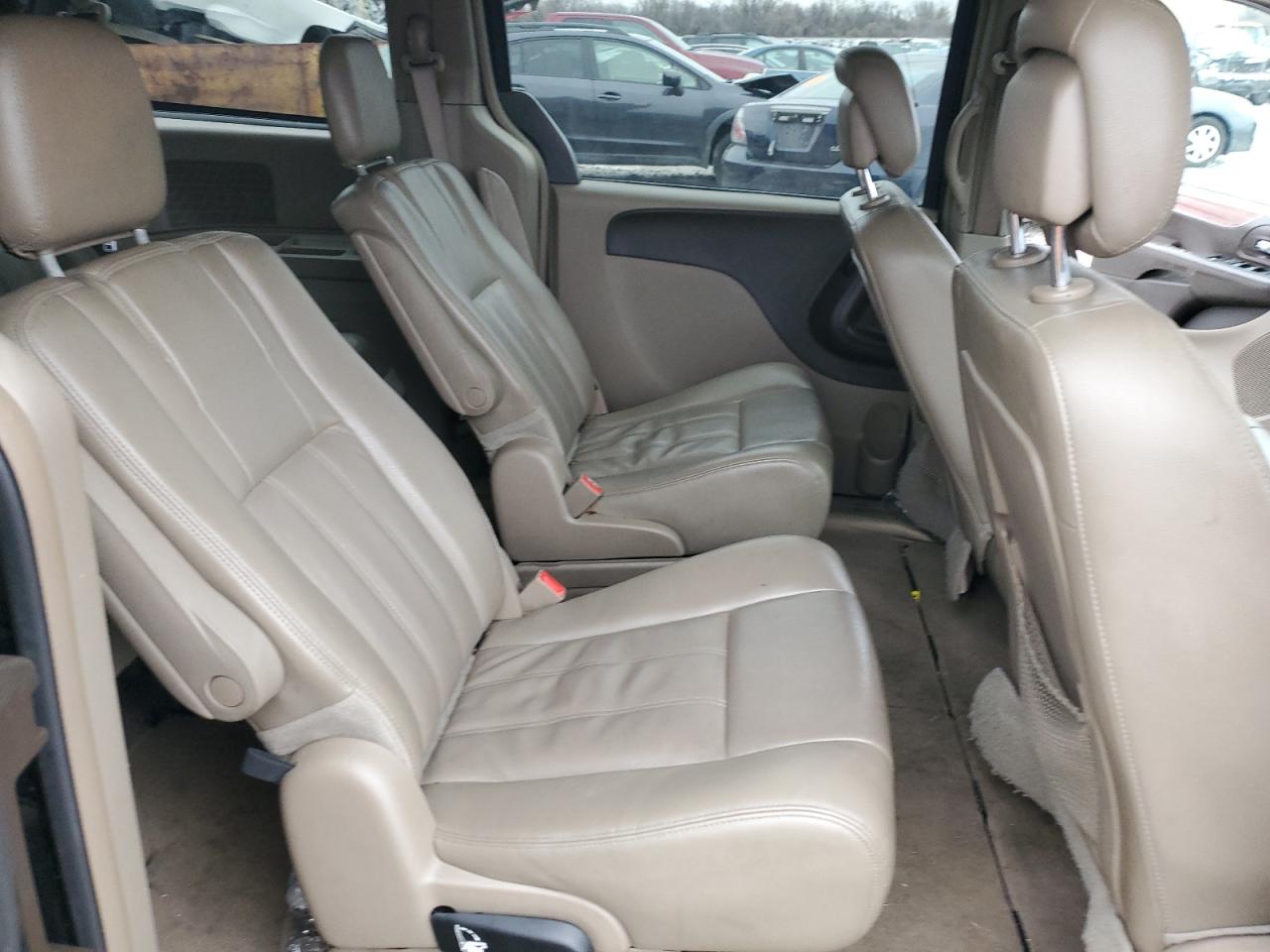 2014 Chrysler Town & Country - Image 11