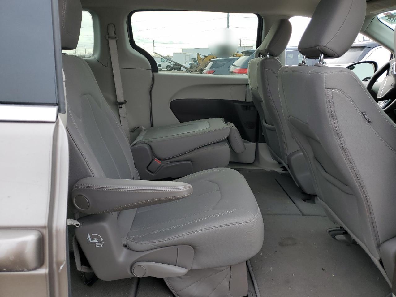 2017 Chrysler Pacifica - Image 11