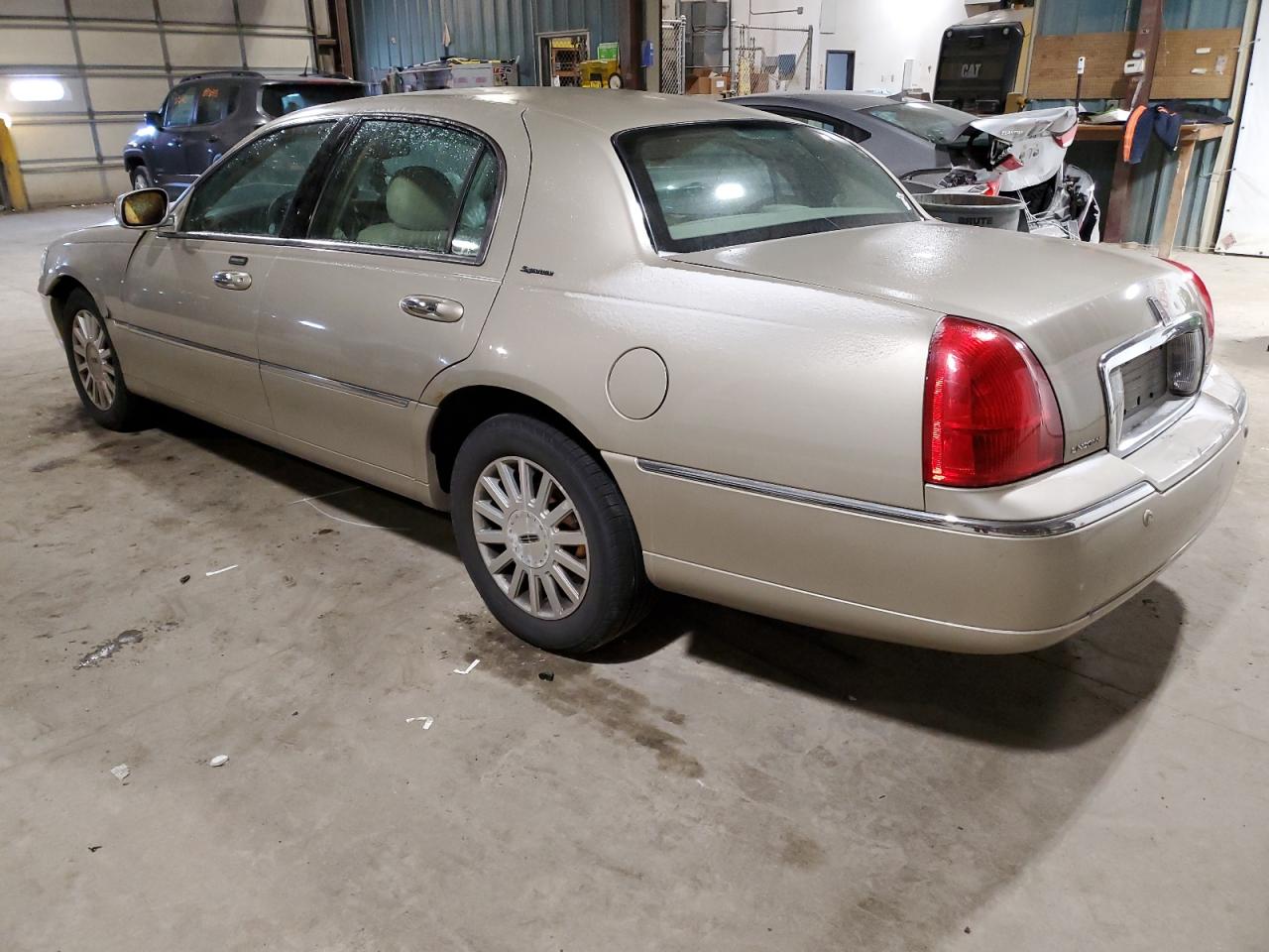 2004 Lincoln Town Car - Image 2