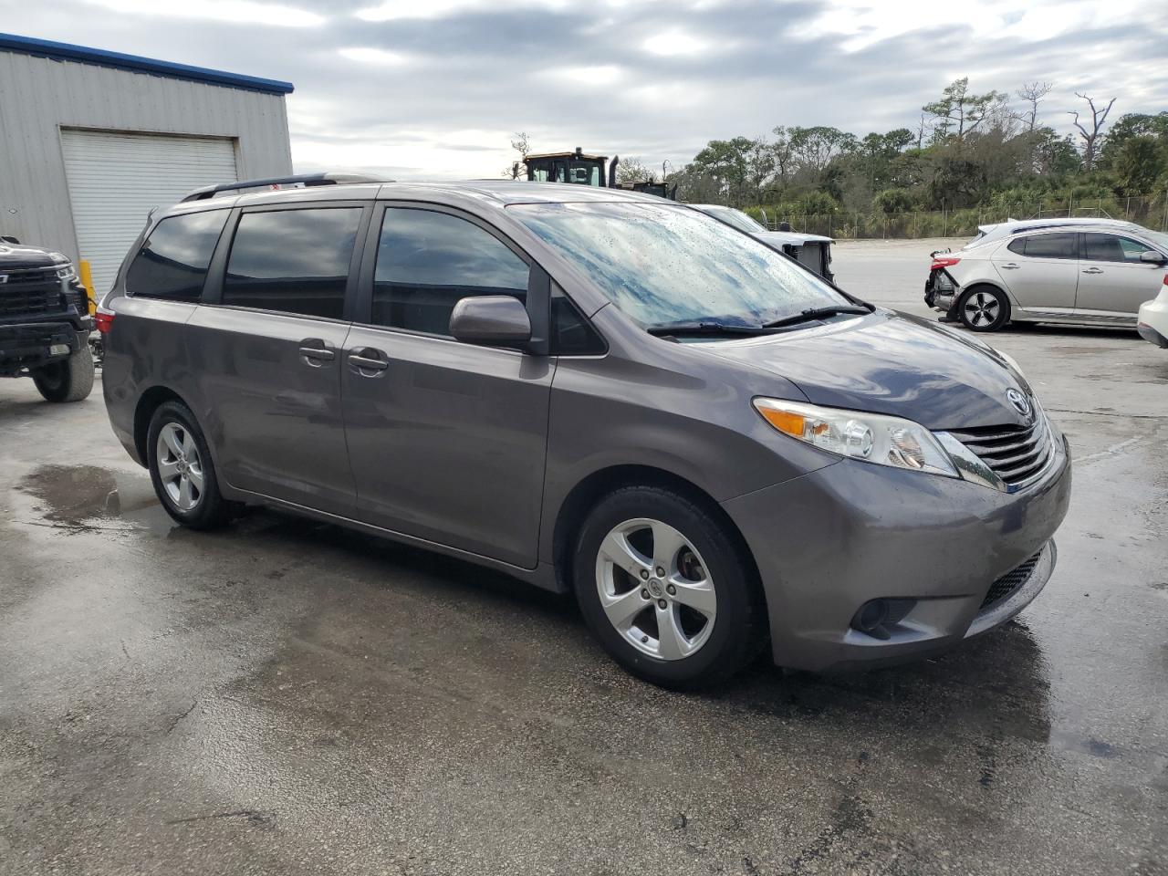 2015 Toyota Sienna - Image 4