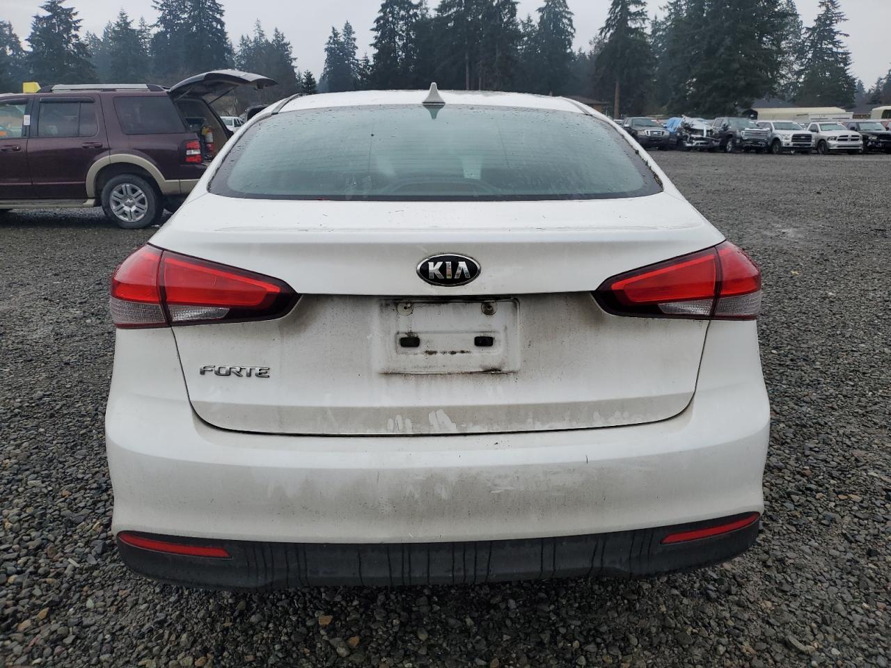 VIN 3KPFL4A71HE132725 2017 KIA FORTE no.6