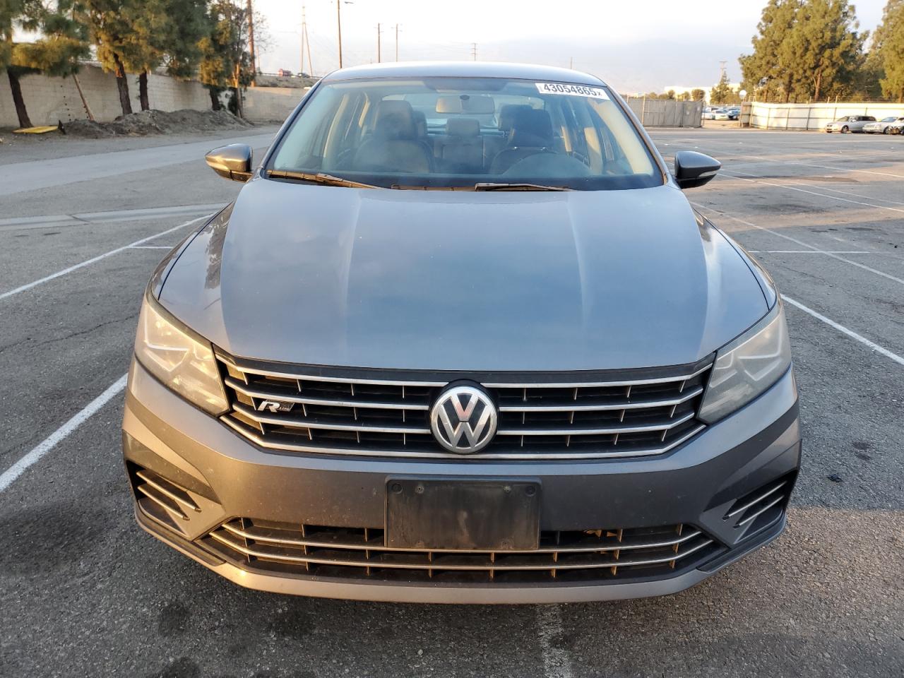 2018 Volkswagen Passat - Image 5