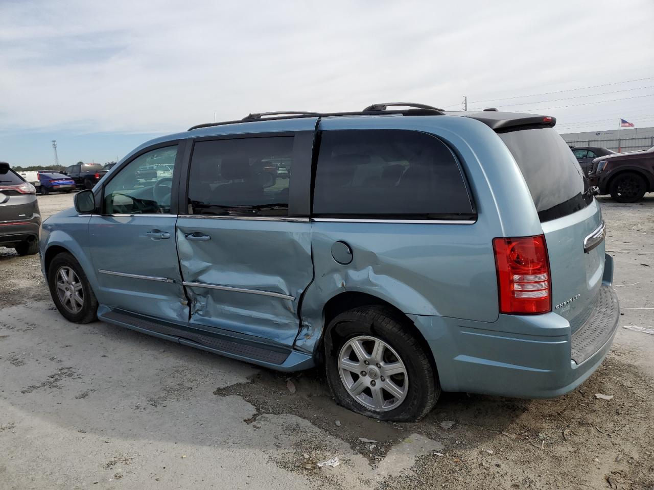2010 Chrysler Town & Country - Image 2