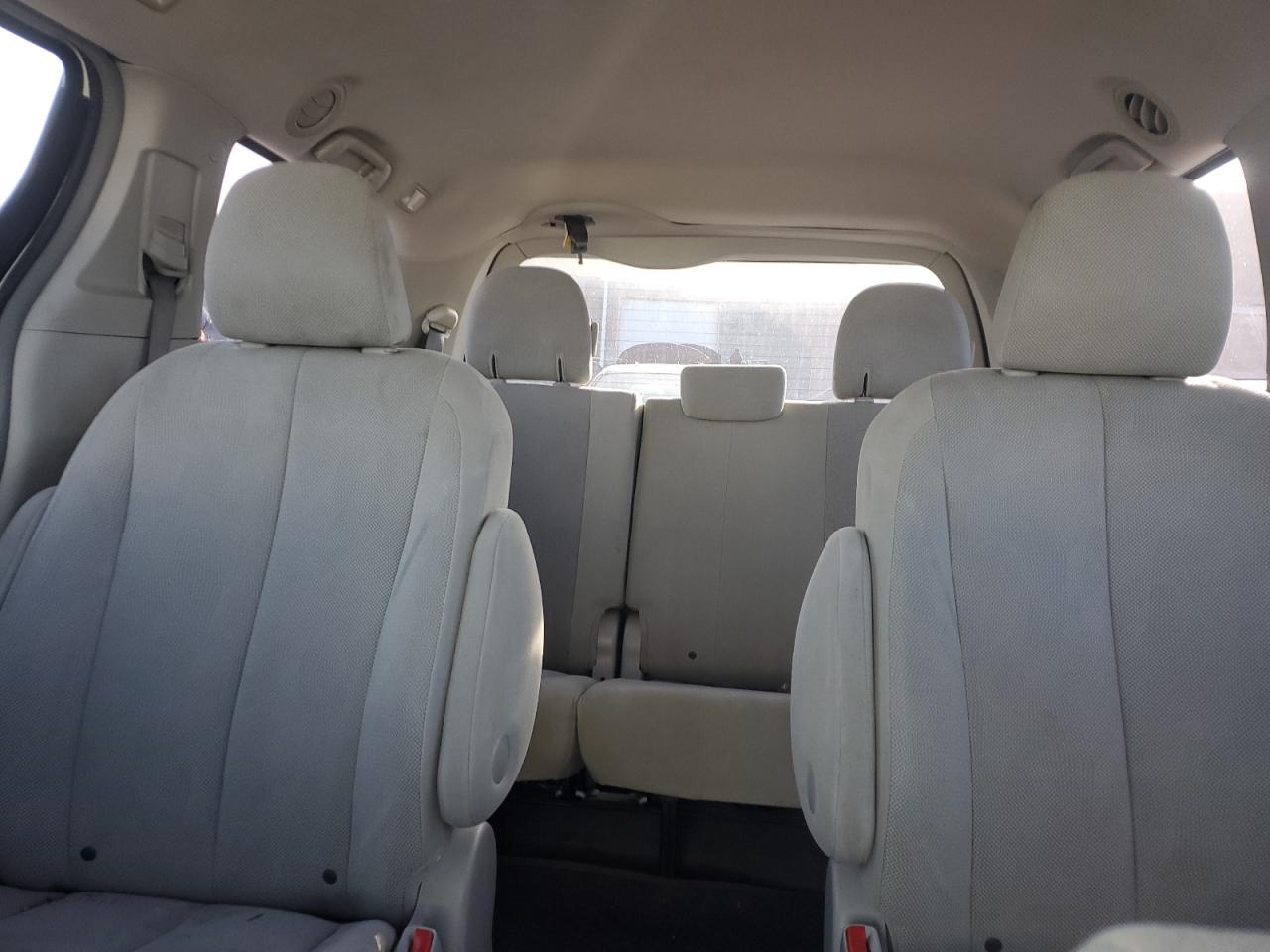2011 Toyota Sienna - Image 10