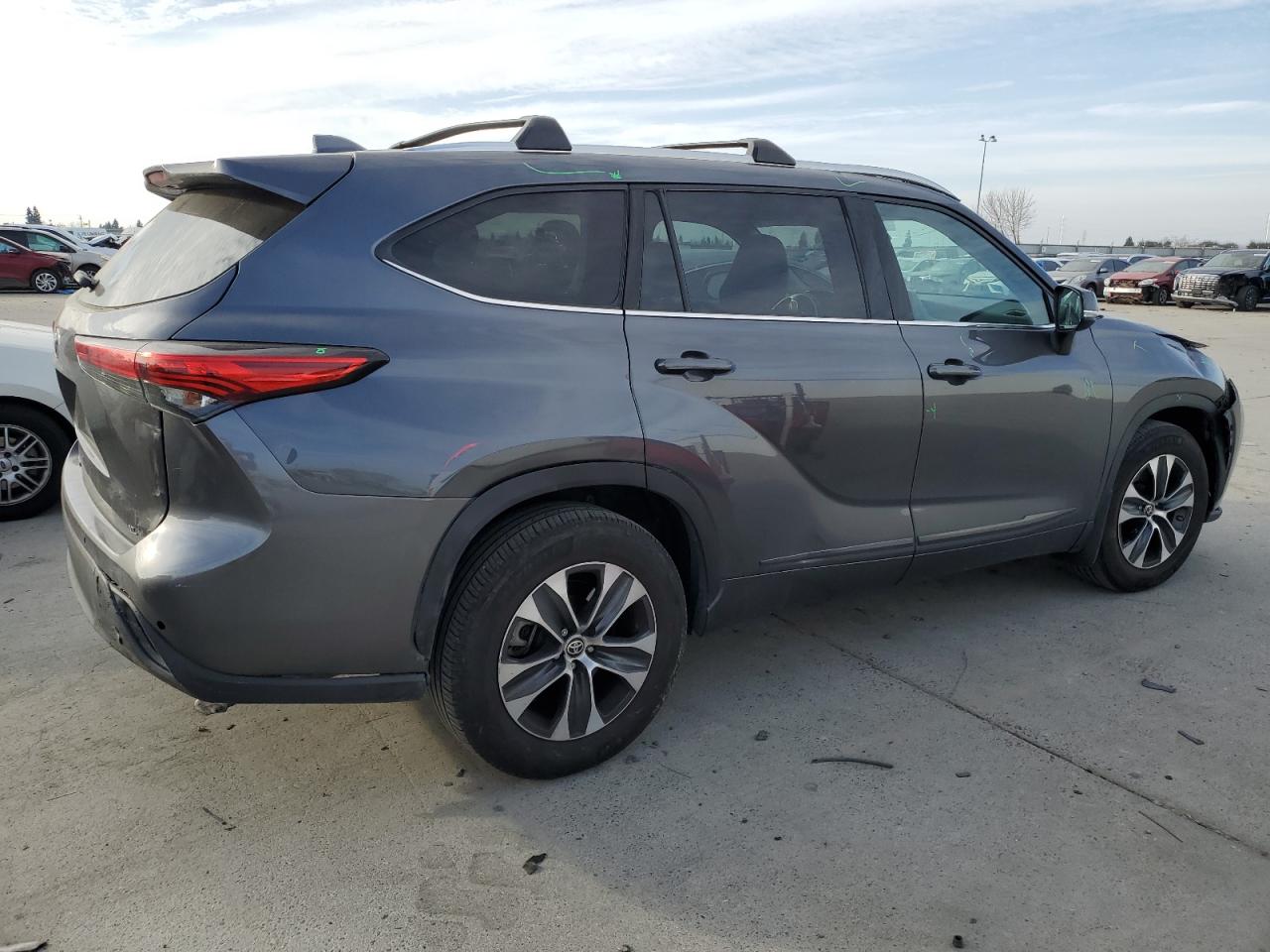 2021 Toyota Highlander - Image 3