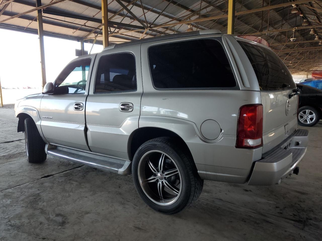 2005 Cadillac Escalade - Image 2