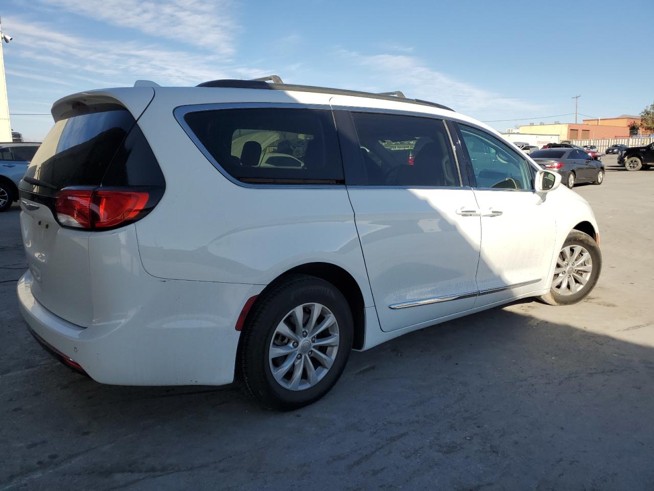 2017 Chrysler Pacifica - Image 3