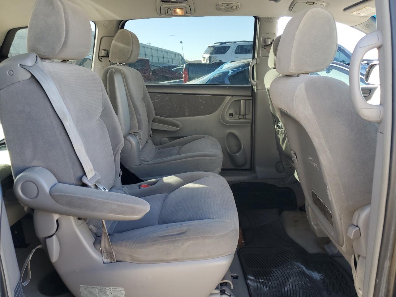 2004 Toyota Sienna - Image 10