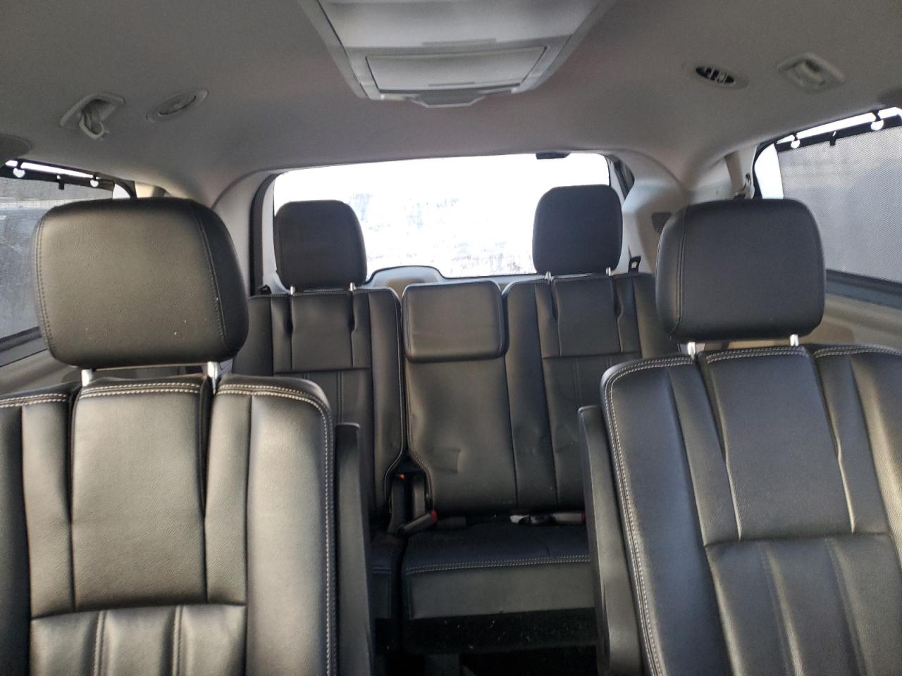 2015 Chrysler Town & Country - Image 10