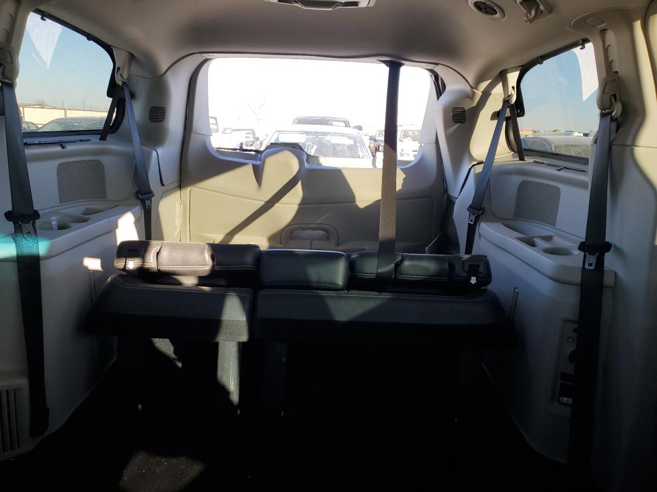 2013 Chrysler Town & Country - Image 10