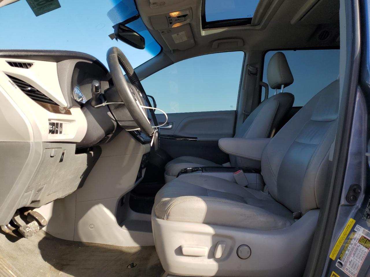 2015 Toyota Sienna - Image 7