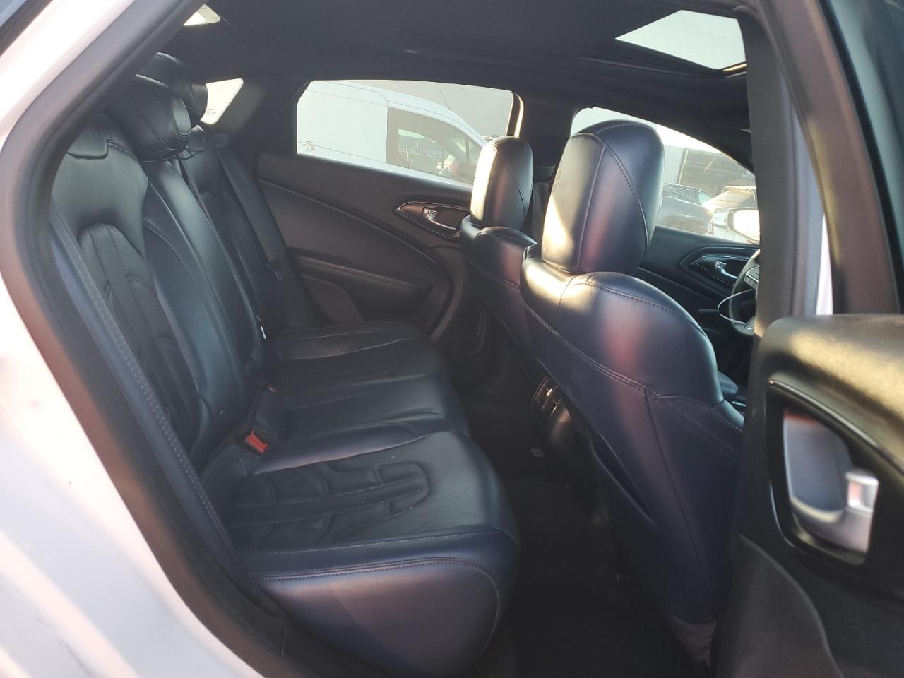 2016 Chrysler 200 - Image 10