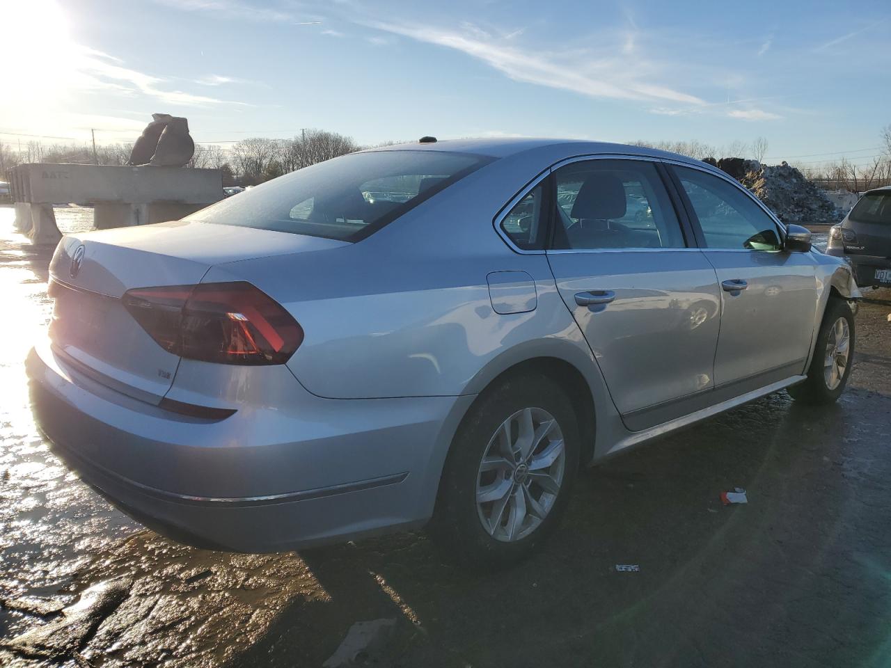 2017 Volkswagen Passat - Image 3