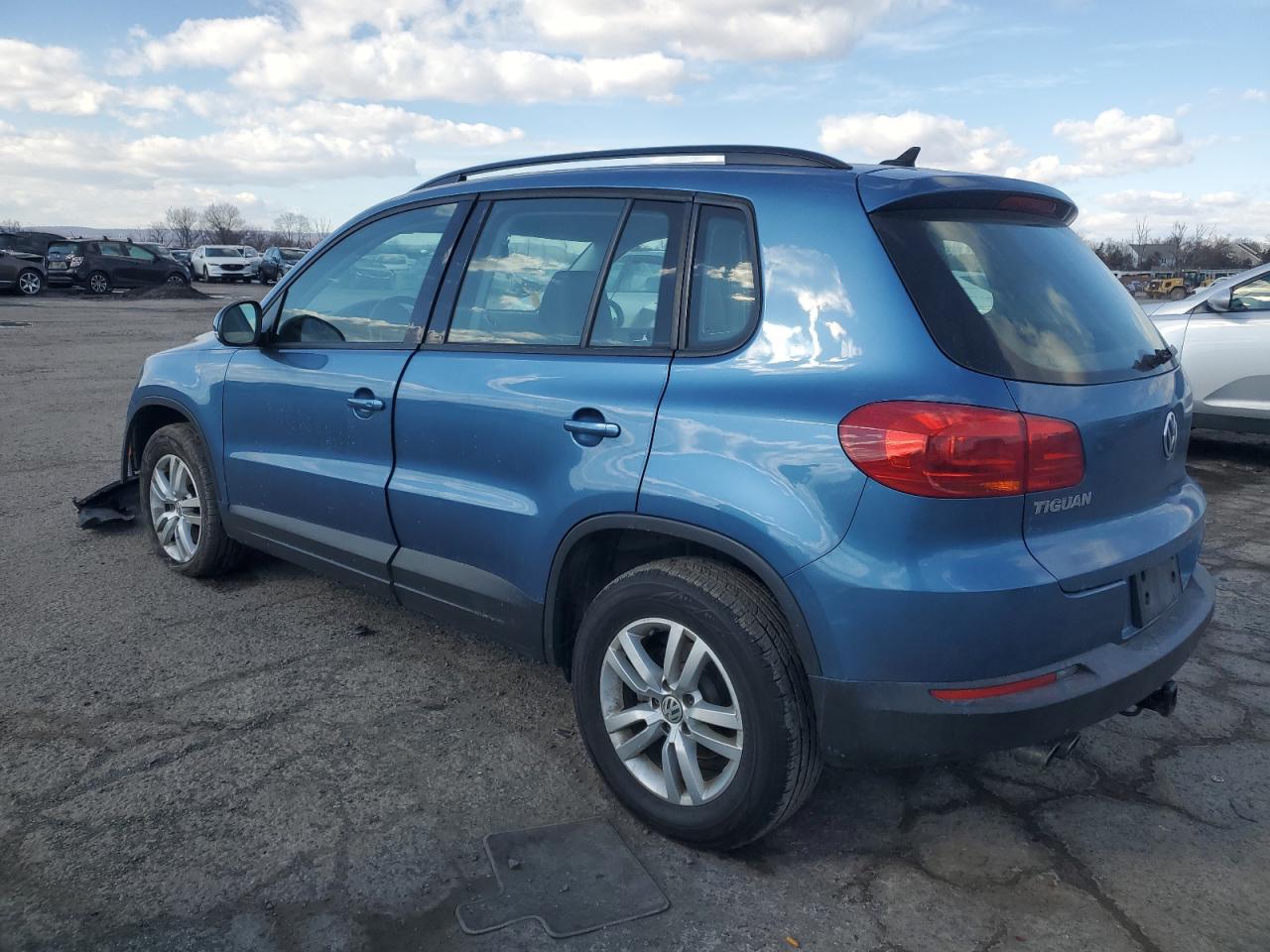 2017 Volkswagen Tiguan - Image 2