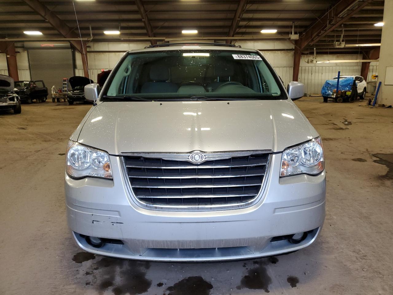 2010 Chrysler Town & Country - Image 5