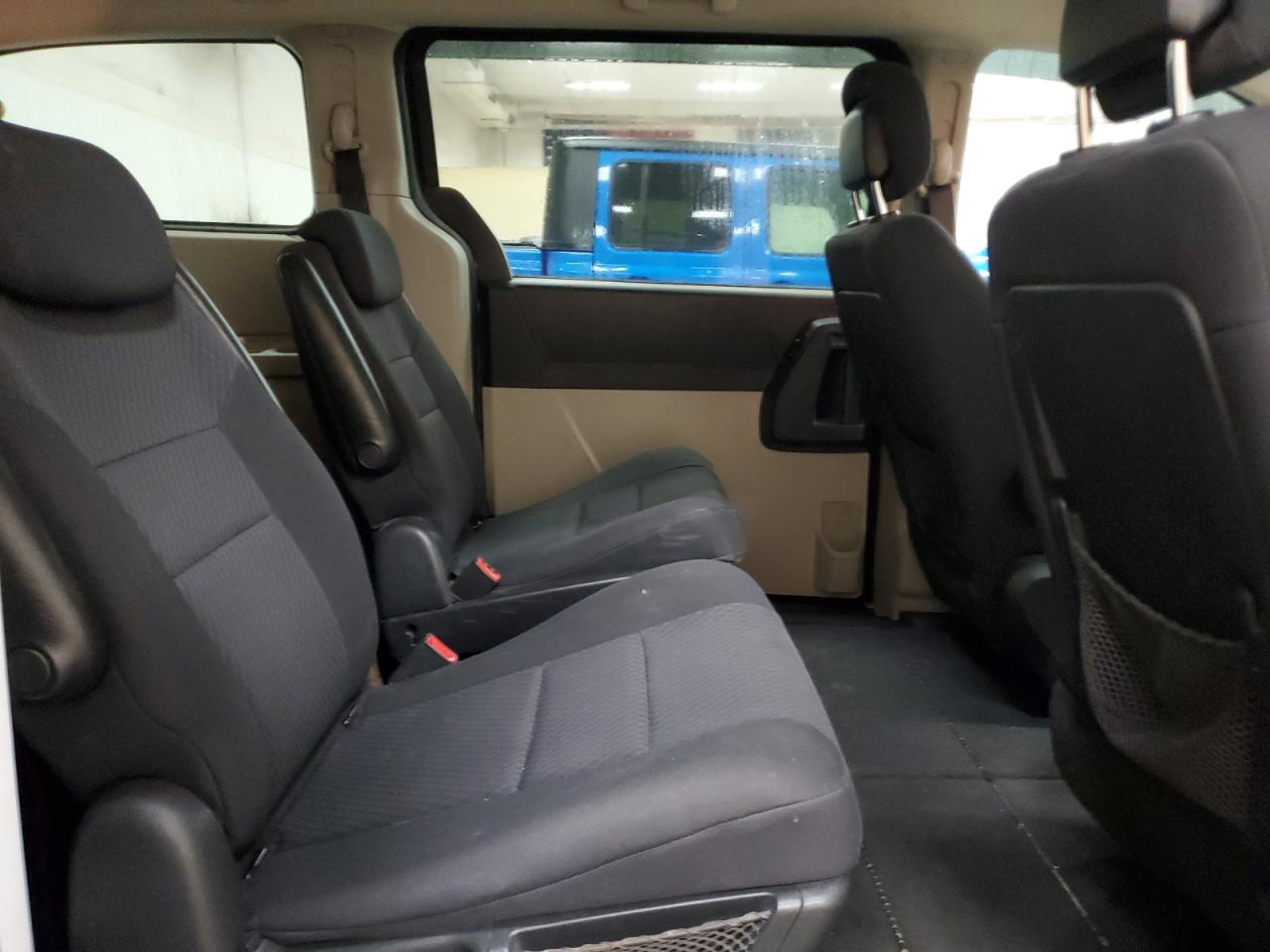 2010 Dodge Caravan - Image 11