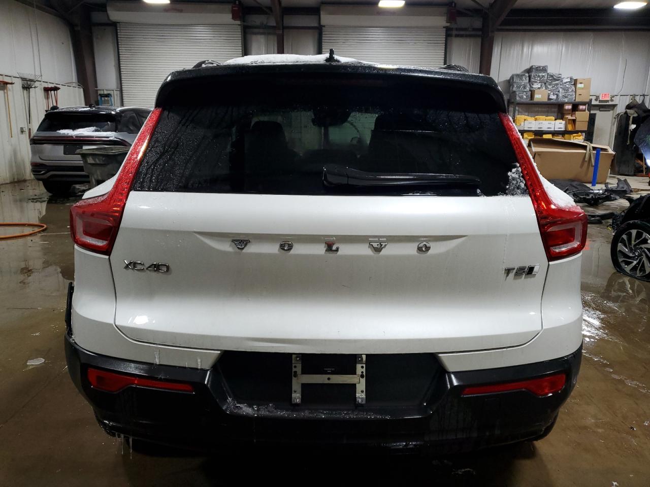2022 Volvo XC40 - Image 6