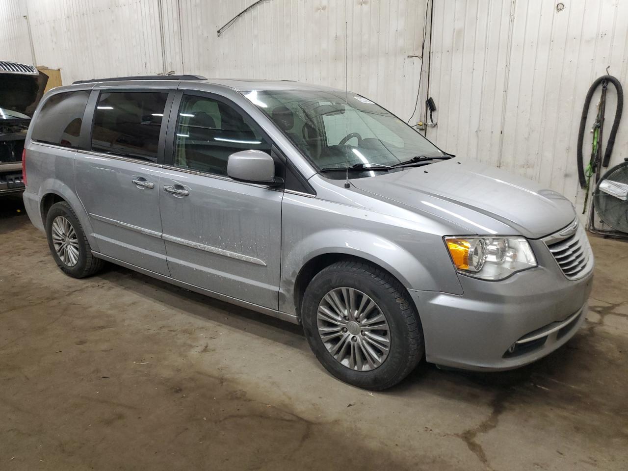2016 Chrysler Town & Country - Image 4