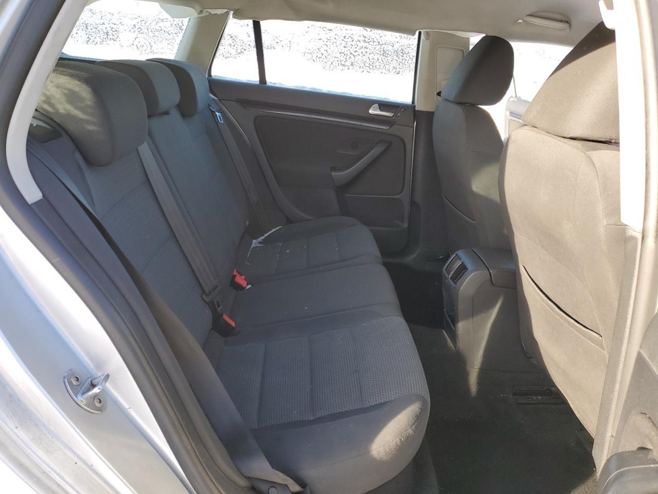 2010 Volkswagen Jetta - Image 12