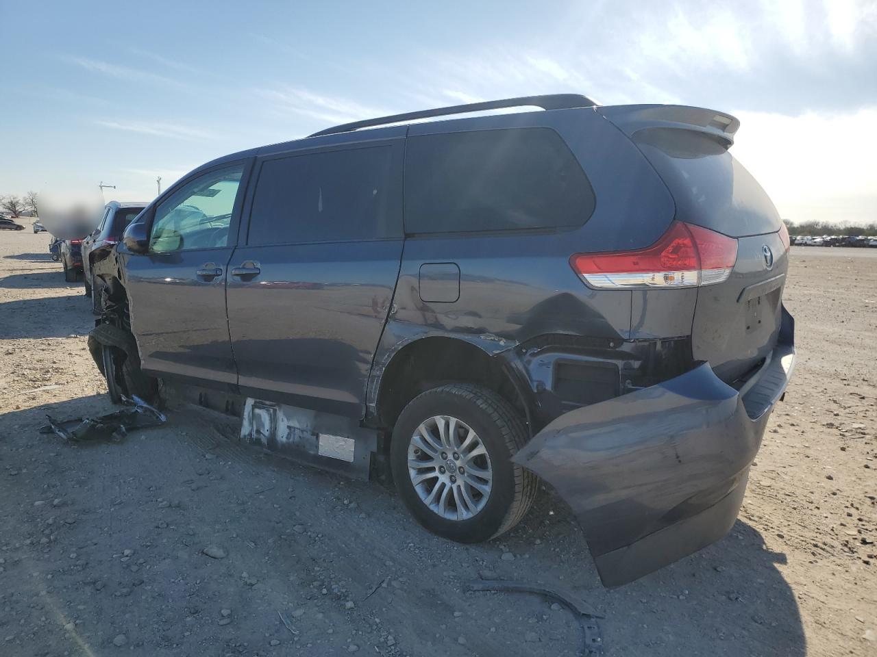 2014 Toyota Sienna - Image 2