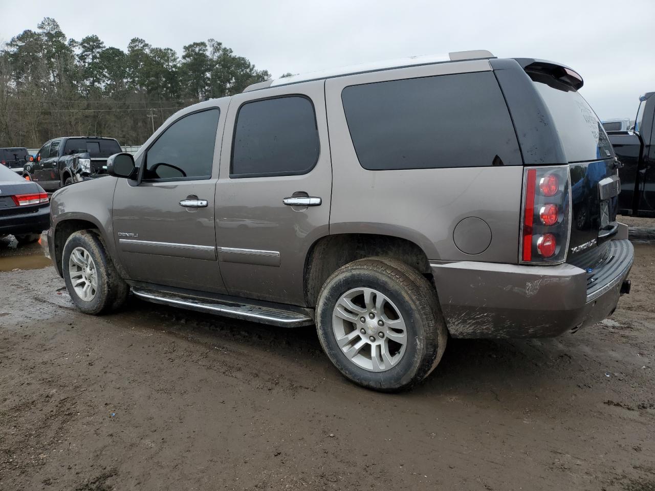 2014 GMC Yukon - Image 2
