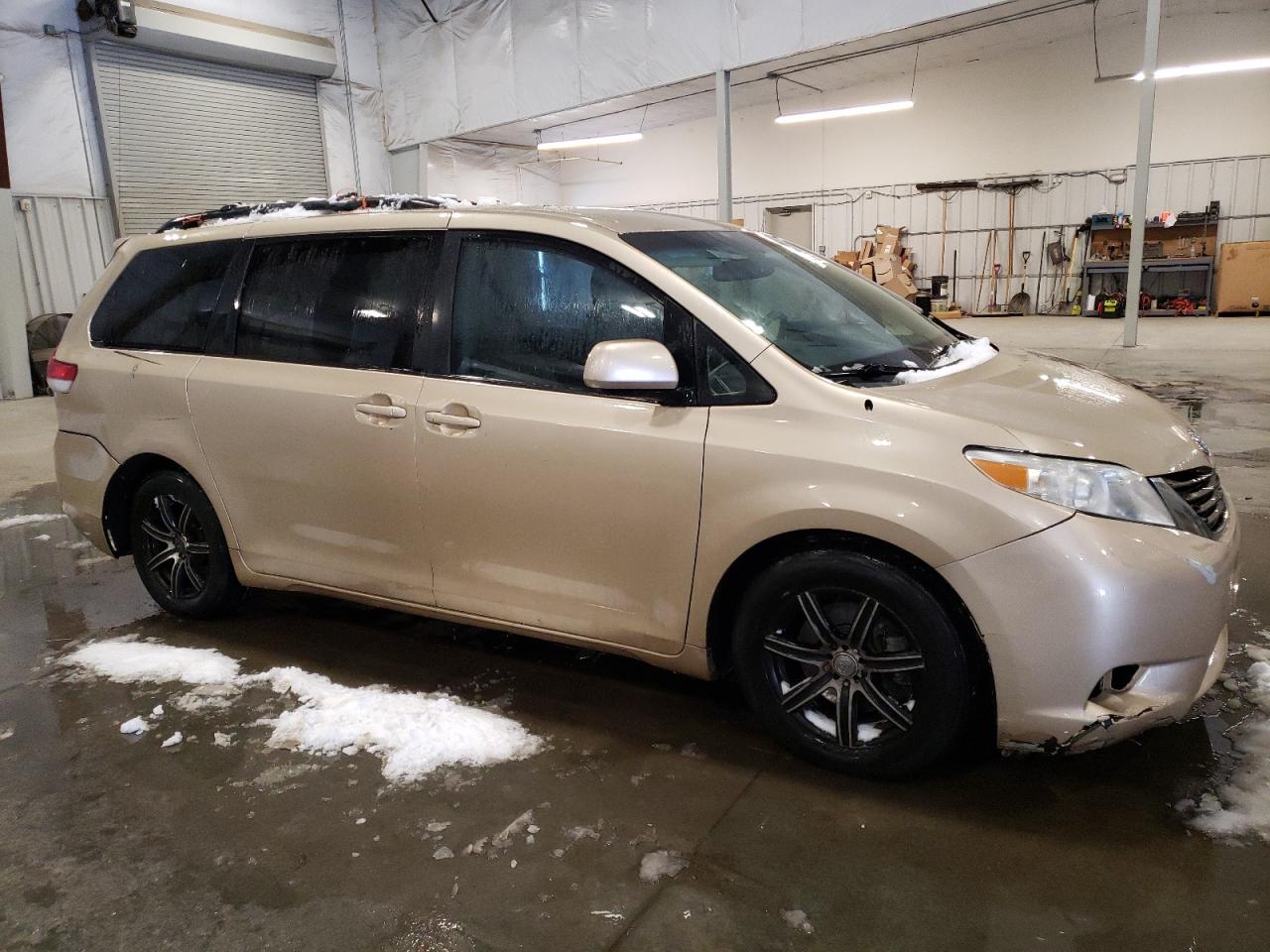 2011 Toyota Sienna - Image 4