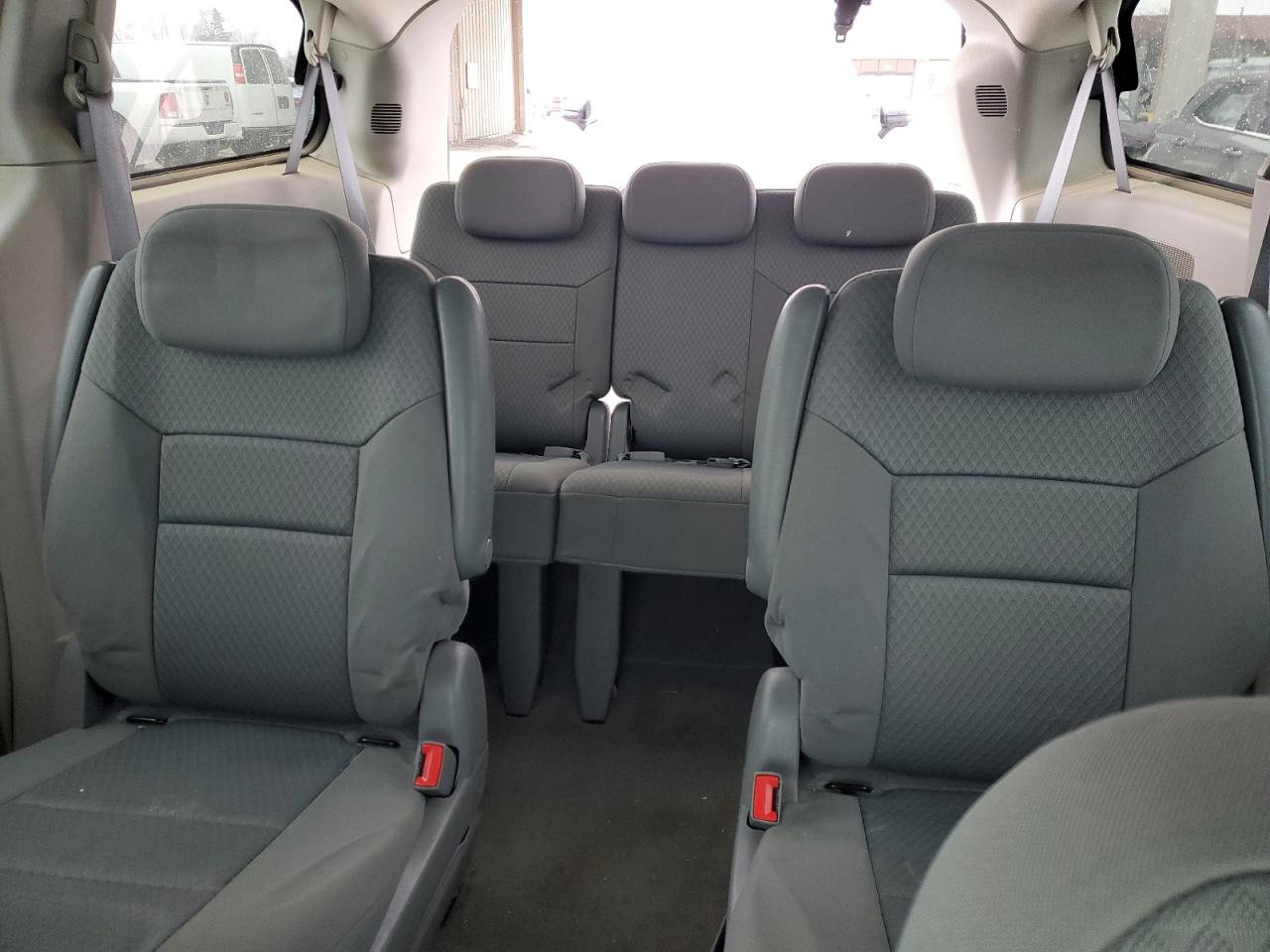 2010 Chrysler Town & Country - Image 10
