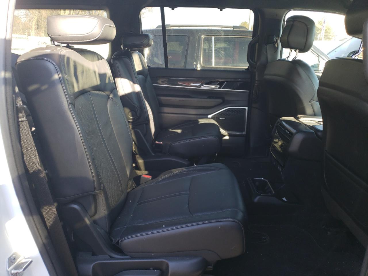 2022 Jeep Grand Wagoneer - Image 11