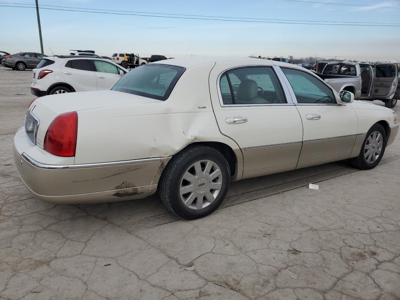 2005 Lincoln Town Car - Image 3