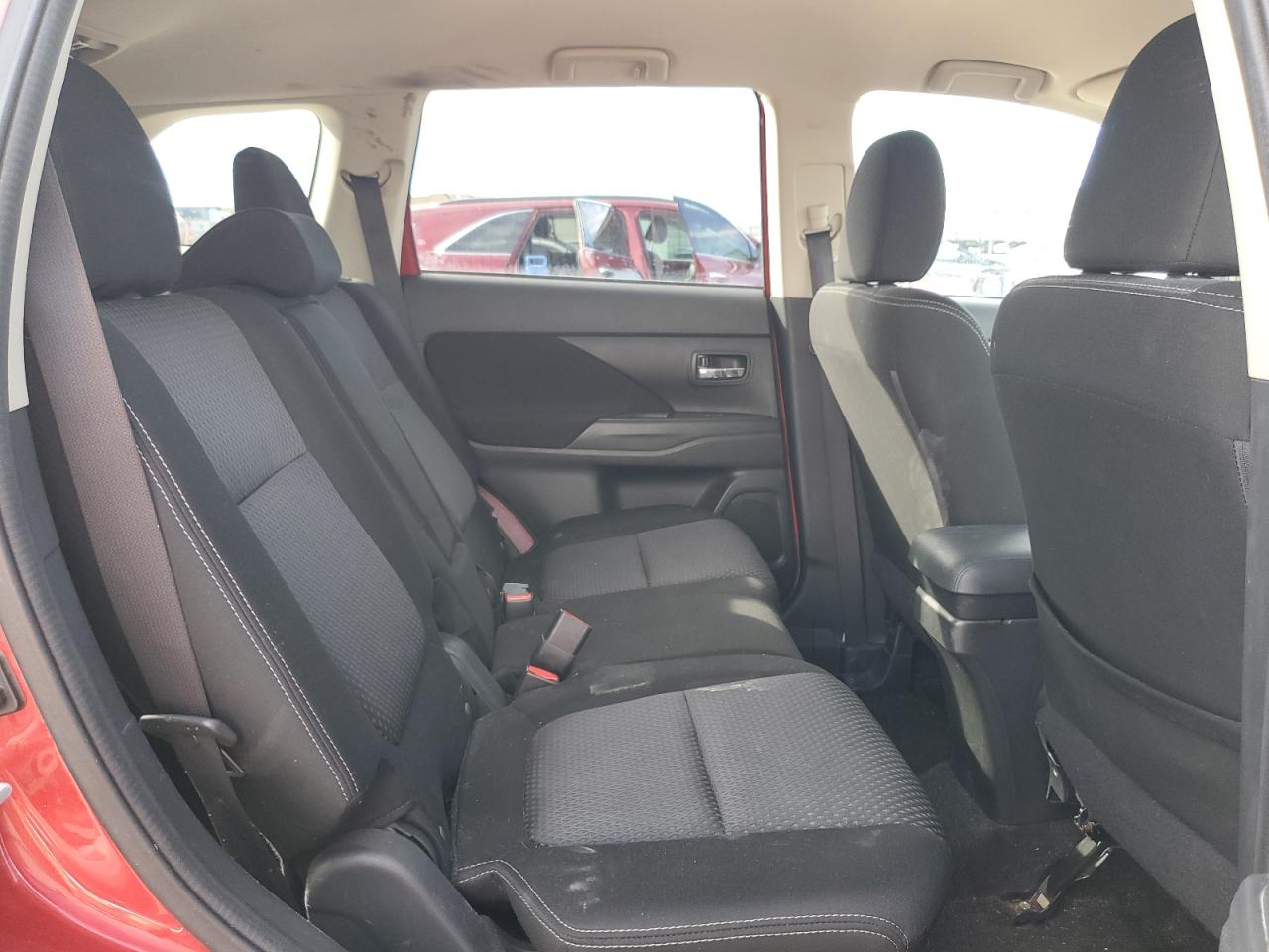 2018 Mitsubishi Outlander - Image 11