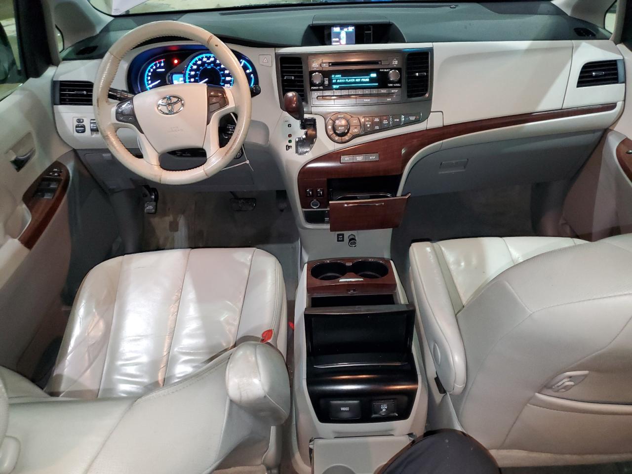 2011 Toyota Sienna - Image 8